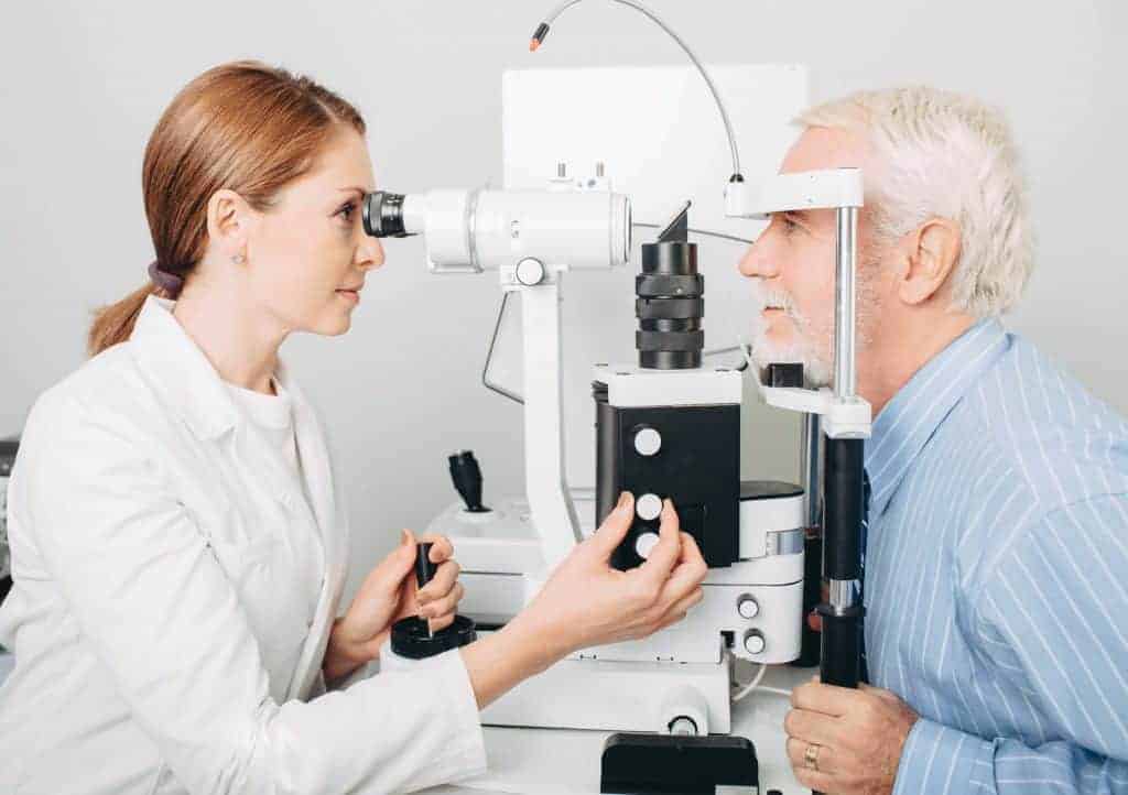 Untersuchung-beim-Augenherpes