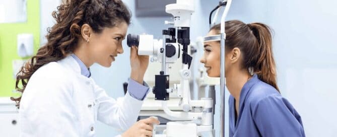 Untersuchung Auge mit Mikroskop