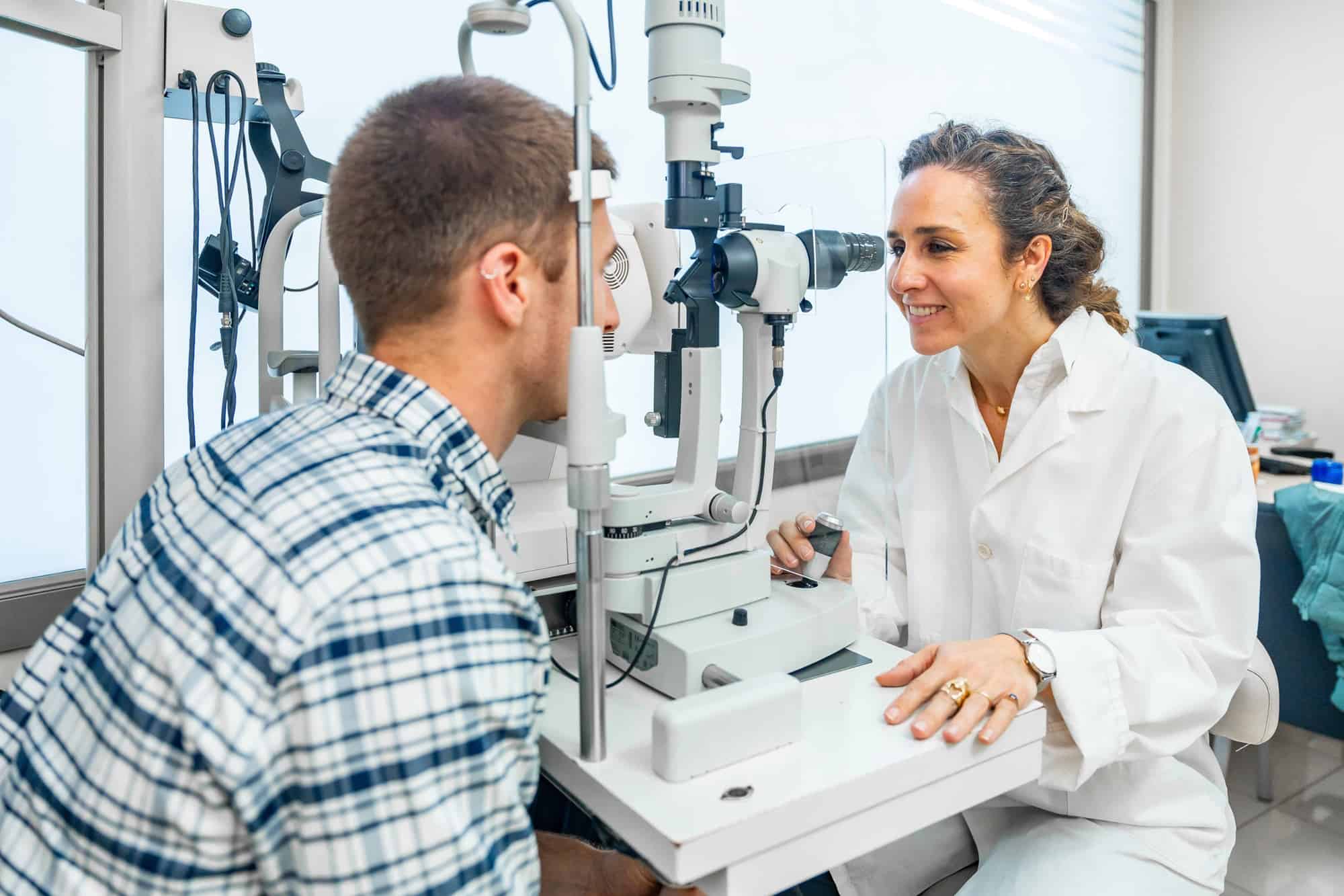 Augenarztpraxis, Untersuchung beim Optiker.
